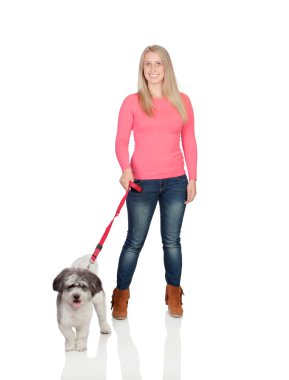 çekici bir kadın köpeğini yürüyüşe yapışmasını