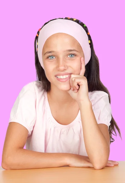 Nachdenkliches kleines Mädchen mit Stirnband — Stockfoto