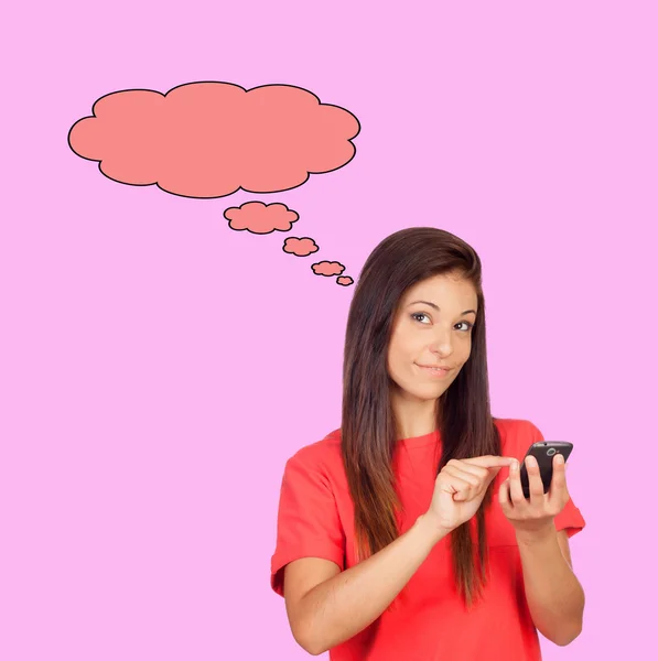 Lockande brunett tjej klädd i rött med en mobil tänkande — Stockfoto