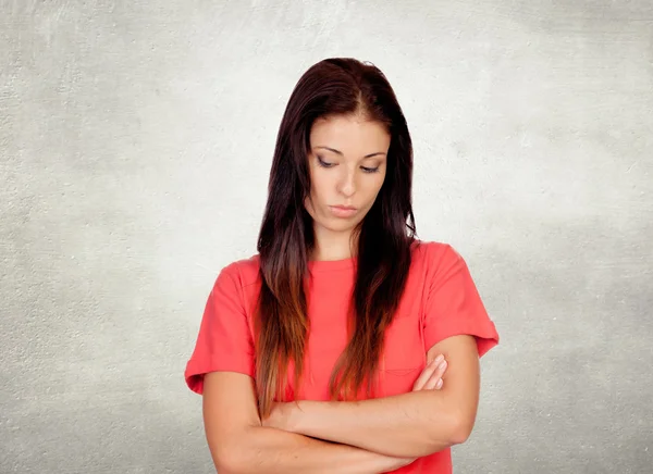 Depressief brunette meisje gekleed in het rood — Stockfoto