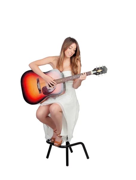 Ελκυστική ξανθιά γυναίκα με μια κιθάρα — Φωτογραφία Αρχείου