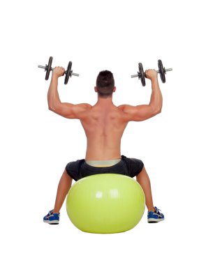 güçlü biri dumbbells ile pratik egzersizleri bir topa otur