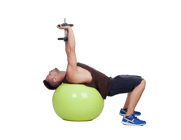Homem forte praticando exercícios com halteres sentar em uma bola — Fotografia de Stock