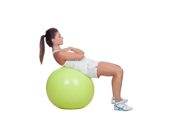 Muchacha atractiva practicando abdominal en una gran bola —  Fotos de Stock