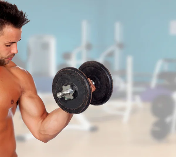 Muskulöser Typ beim Heben von Gewichten — Stockfoto