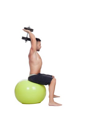 güçlü biri dumbbells ile pratik egzersizleri bir topa otur