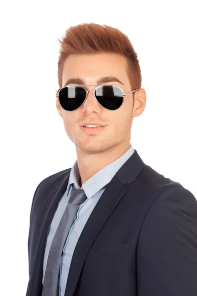 Κομψό επιχειρηματίας με γυαλιά ηλίου — Φωτογραφία Αρχείου