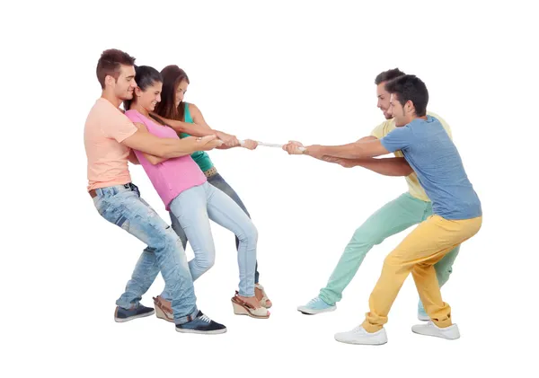 Jóvenes tirando de una cuerda — Foto de Stock