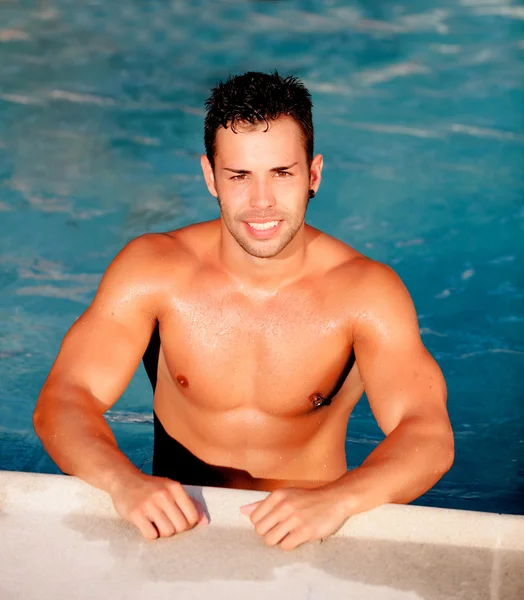 Homem bonito na piscina relaxante — Fotografia de Stock