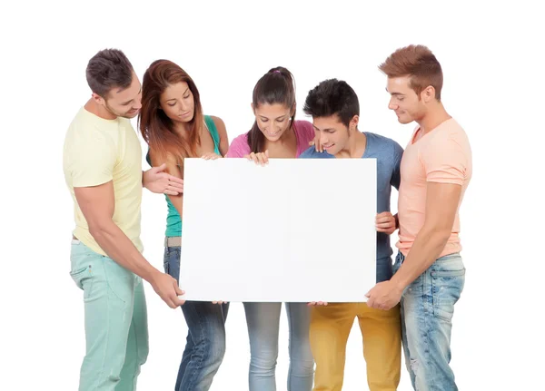 Grupo de jovens com um cartaz em branco — Fotografia de Stock