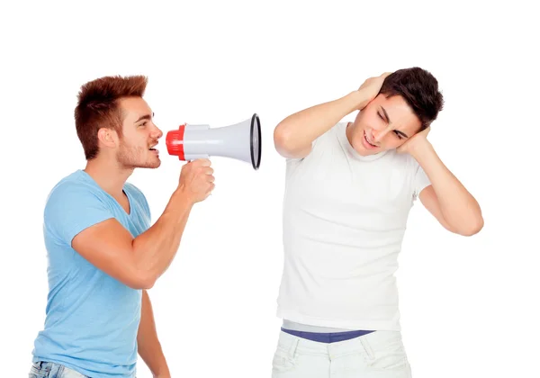 Jovens grita com seu amigo através de um megafone — Fotografia de Stock