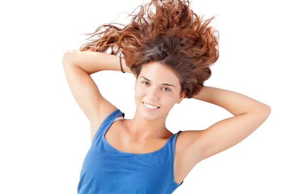 Jolie femme détendue avec les cheveux longs sur le sol — Photo