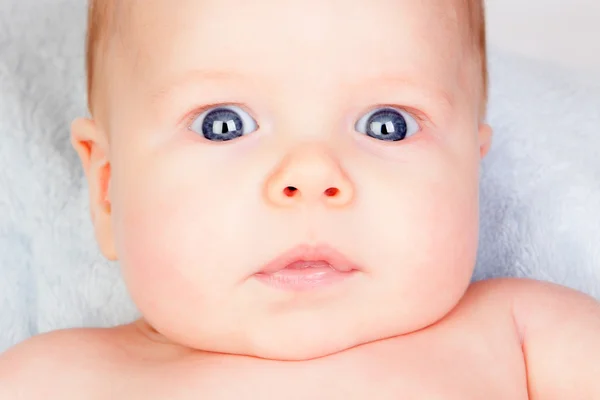 Adorable bebé con ojos azules — Foto de Stock