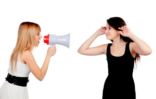 Grappig meisje met een megafoon in gesprek met haar vriend — Stockfoto