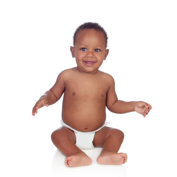 Entzückendes afrikanisches Baby in Windel auf dem Boden sitzend — Stockfoto