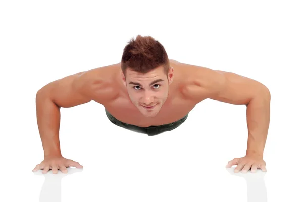 Jonge man doet pushups — Stockfoto