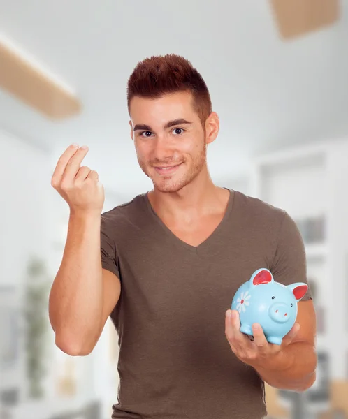 Giovani uomini con un moneybox blu — Foto Stock