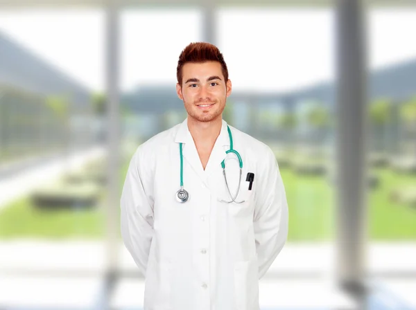 Giovane medico attraente — Foto Stock