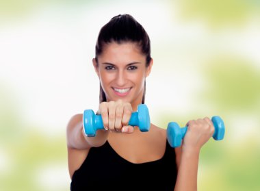 kasları sıkılaştırma mavi dumbbells ile esmer kız
