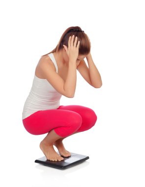 onun yeni ağırlık ölçek görme üzerinde güzel bir kadın