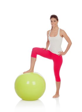 çekici bir kadın ile yeşil topu Pilates yapıyor