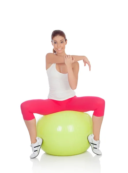 Mulher atraente fazendo pilates com uma grande bola verde — Fotografia de Stock