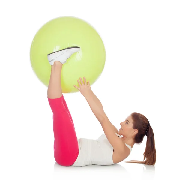 Mulher atraente fazendo pilates com uma grande bola verde — Fotografia de Stock