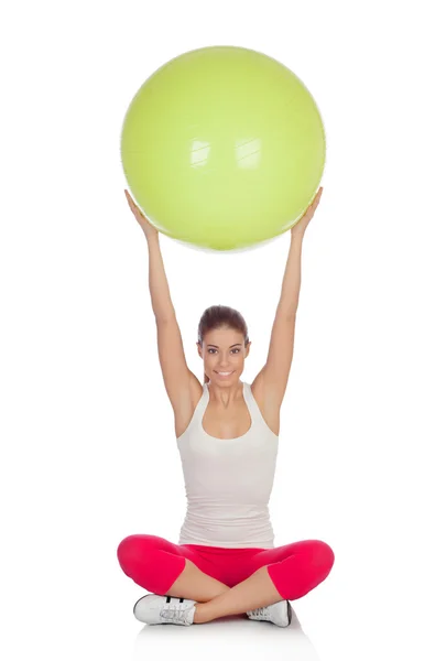 Belle femme faisant pilates avec une grosse boule verte — Photo