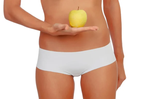 Дівчина в білій білизні з яблуком — стокове фото