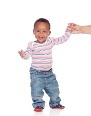 çok güzel bir Afrikalı-Amerikalı bebek yürümeyi öğrenme