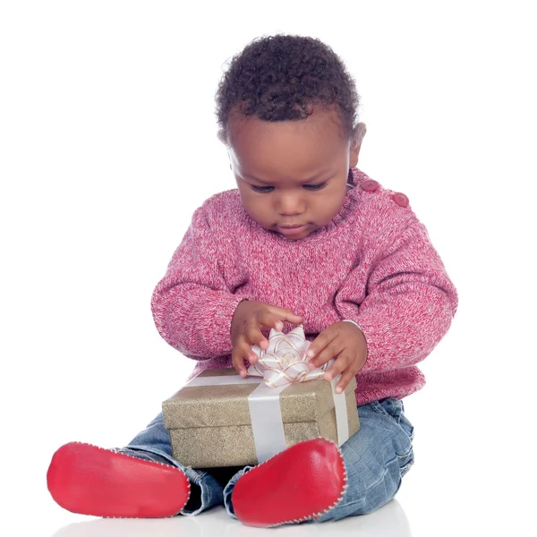 Adorabile bambino afroamericano che gioca con una confezione regalo — Foto Stock