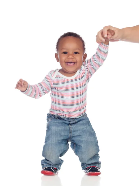 Mooie Afrikaanse Amerikaanse baby leren om te lopen — Stockfoto