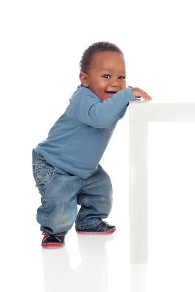 Bellissimo bambino africano standig con un tavolo — Foto Stock
