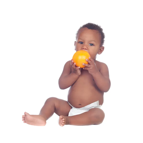 Fraldas de bebê africanas bonitas com laranja — Fotografia de Stock