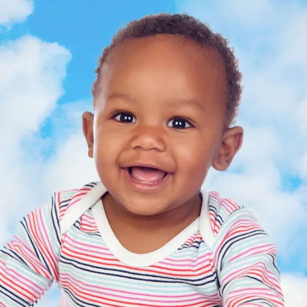 愛らしいアフリカ赤ちゃんが笑っています。 — ストック写真