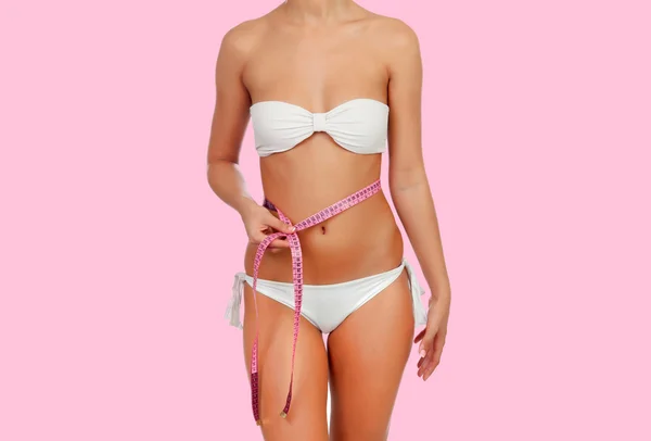 Sensual cuerpo femenino con bikini blanco y cinta métrica —  Fotos de Stock