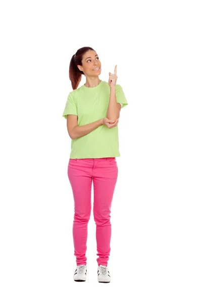 指で何かを示すピンクのジーンズとカジュアルな女の子 — ストック写真