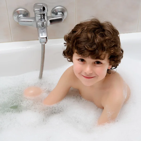 Szczęśliwy chłopiec w czasie kąpieli — Zdjęcie stockowe