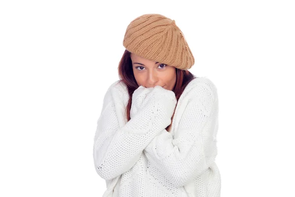 Mulher bonita usando chapéu de lã com sensação de frio — Fotografia de Stock