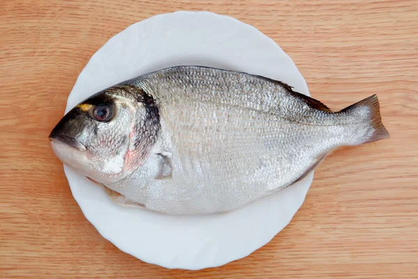 Pesce fresco sano su tavola di legno — Foto Stock