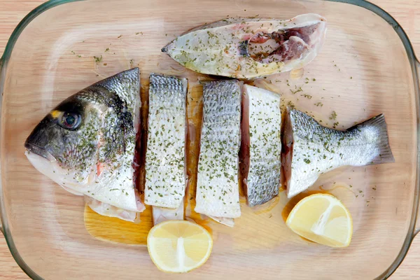 Peixe fresco saudável em tábua de madeira — Fotografia de Stock