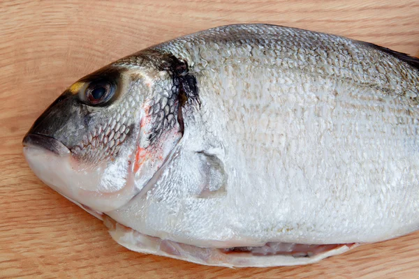 Zdravá čerstvá ryba na dřevěné desce — Stock fotografie