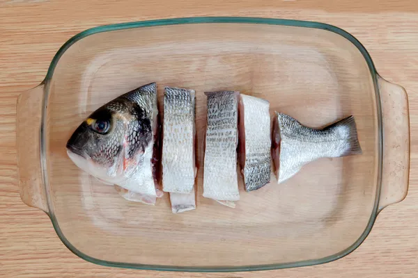 Υγιή φρέσκο ψάρι σε ξύλινο πίνακα — Φωτογραφία Αρχείου