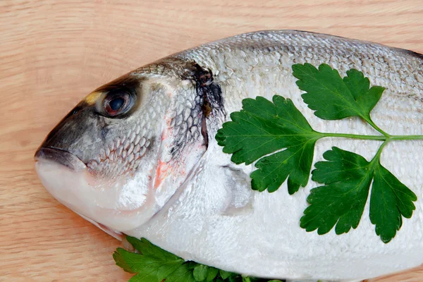 Pesce fresco sano su tavola di legno — Foto Stock