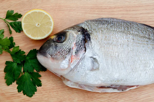 Pesce fresco sano su tavola di legno — Foto Stock