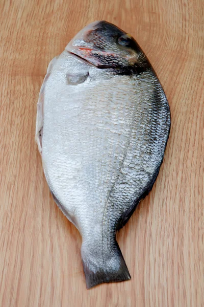 Pesce fresco sano su tavola di legno — Foto Stock