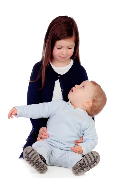 Liefdevolle meisje het verzorgen van haar broertje — Stockfoto
