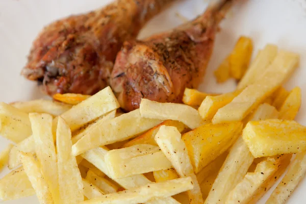 Delizioso piatto di patatine fritte con ali — Foto Stock