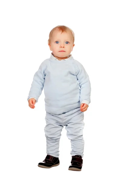 Adorável bebê loiro de pé isolado no fundo branco — Fotografia de Stock