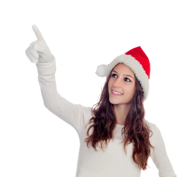 Menina casual atraente com chapéu de Natal apontando algo — Fotografia de Stock